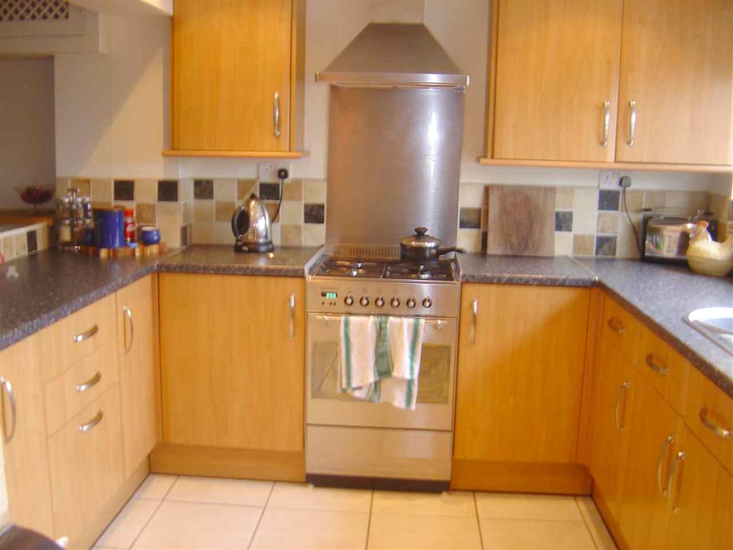 2 bed property in Kings Grove, London